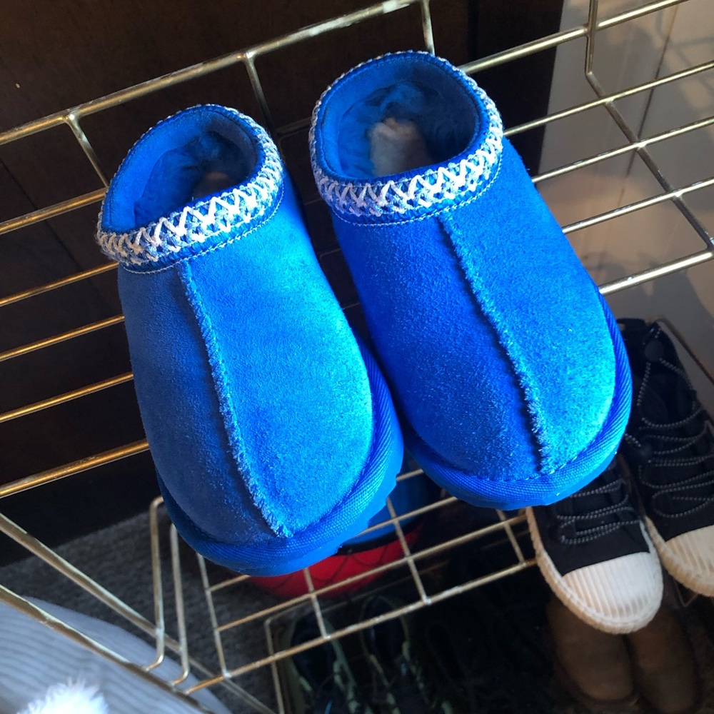 Blue toddler clogs by ugg ( runs small)